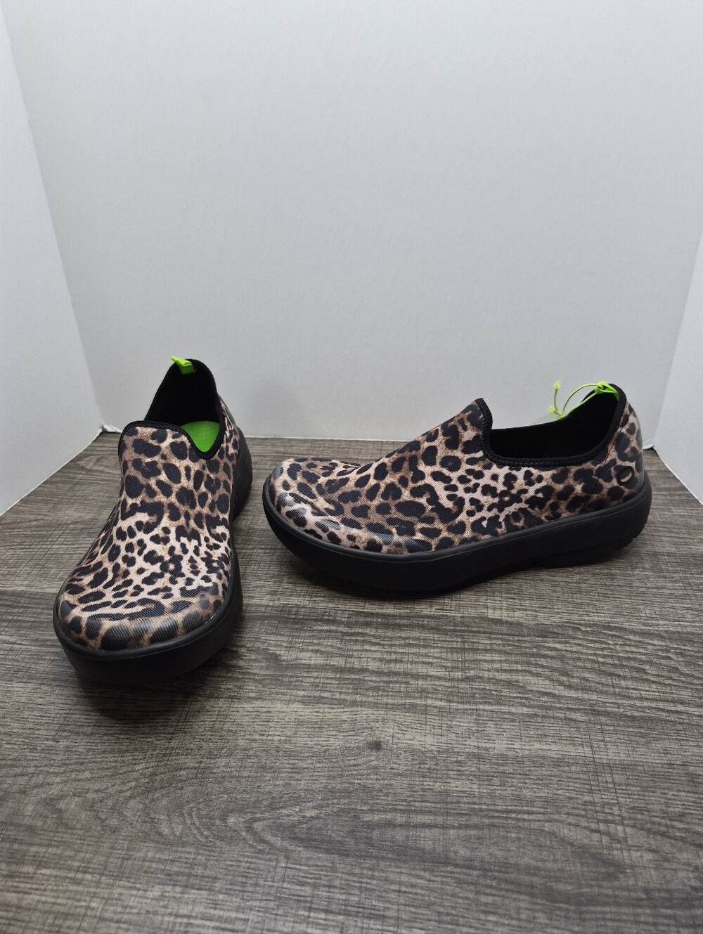 OOFOS OOmg Eezee Recovery Shoes Cheetah Leopard Slip On Women's Size 10.5 New